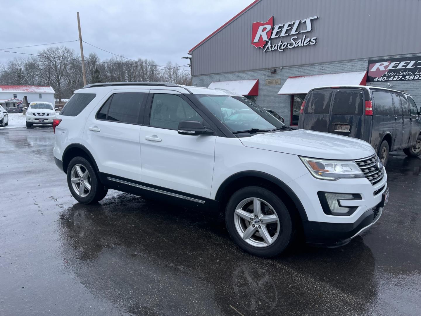 2017 White /Black Ford Explorer XLT 4WD (1FM5K8DH4HG) with an 2.3L I4 DOHC 16V Turbo engine, 6A transmission, located at 547 E. Main St., Orwell, OH, 44076, (440) 437-5893, 41.535435, -80.847855 - Photo#3